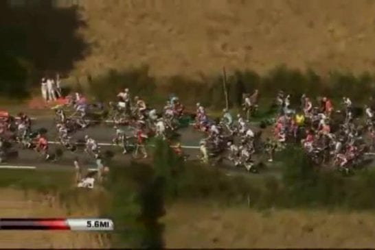 Spectateur du Tour de France provoque un terrible accident