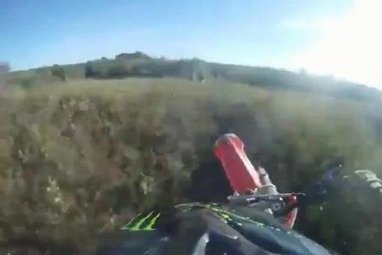 Percuter sa copine lors d'un saut en motocross