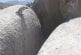 Pingouin fait un saut incroyable entre deux rochers