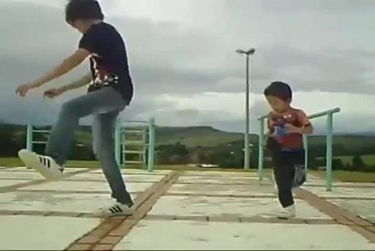 Deux frères réalisent une danse synchronisée incroyable