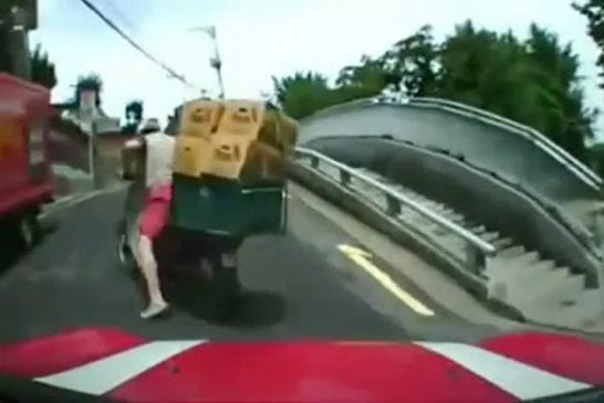 Livreur en scooter ne sait pas résister au poids du colis
