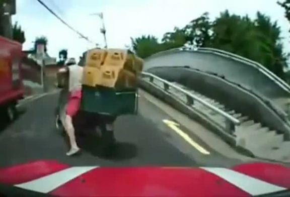 Livreur en scooter ne sait pas résister au poids du colis