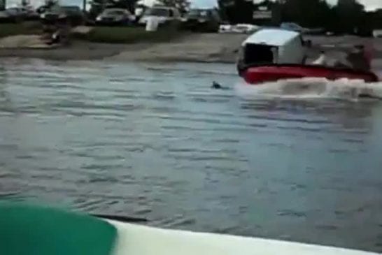 Rentrer son jetski dans sa camionnette FAIL