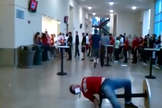 Etudiant de Stanford essaie de sauter sur une table FAIL