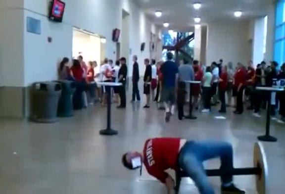 Etudiant de Stanford essaie de sauter sur une table FAIL