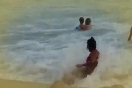 Dame ivre s’échoue sur la plage