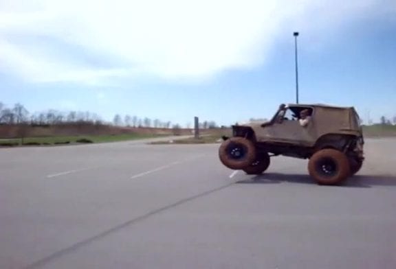 Abrutis fait basculer une jeep sur un parking