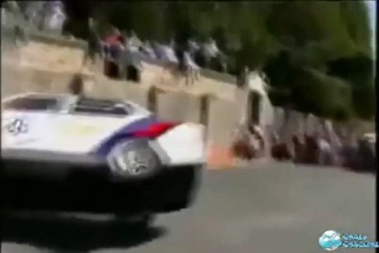 Conducteur de voiture de rallye sur 2 roues
