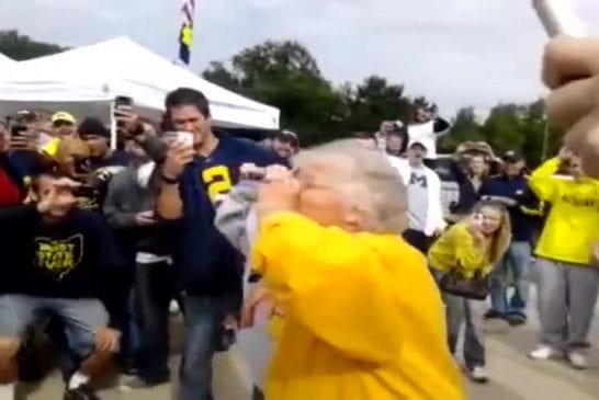 2 grands-mères font un combat d'à-fond de bière