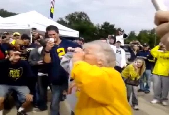 2 grands-mères font un combat d'à-fond de bière