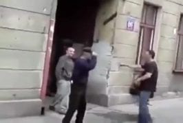 Vieil homme russe se défend et met KO son assaillant