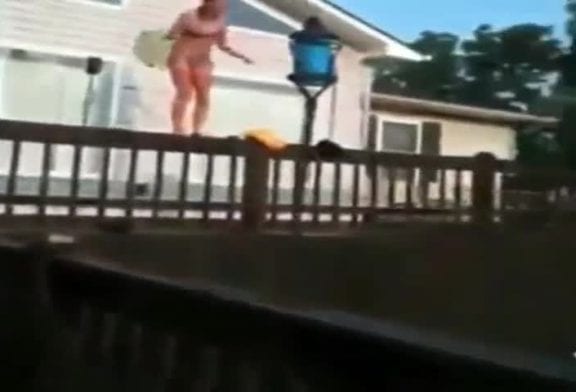 Fille en bikini rate son saut dans la piscine