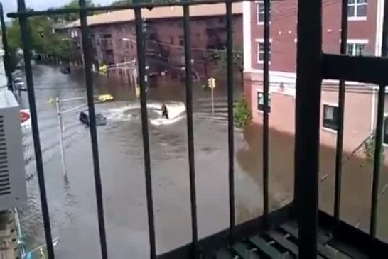 Faire du Jet ski dans une rue inondée