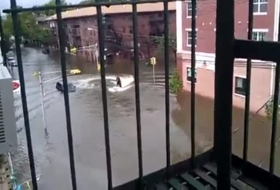 Faire du Jet ski dans une rue inondée