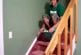 Faceplant en tentant de descendre les escaliers dans un panier