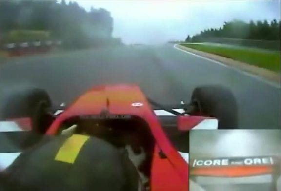 Réactions étonnantes dans une voiture de course à 250 km/h