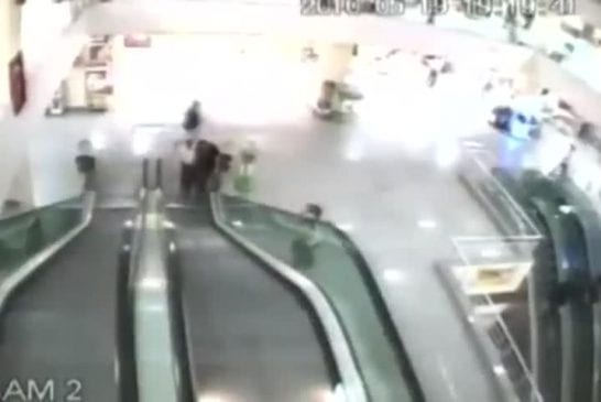 Homme rattrape au vol un enfant qui tombe d'un escalator