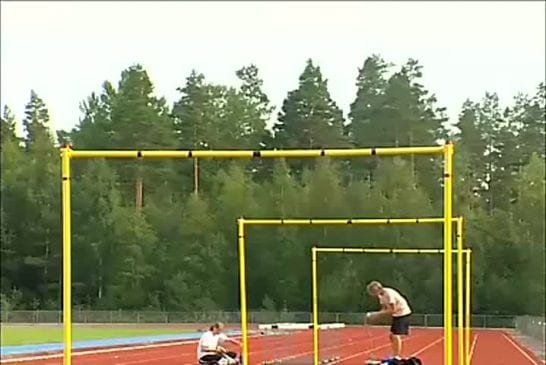 Cet homme peut sauter très haut