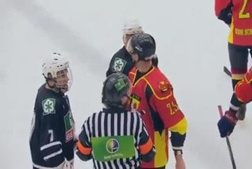 Arbitre russe se bat avec un joueur de hockey