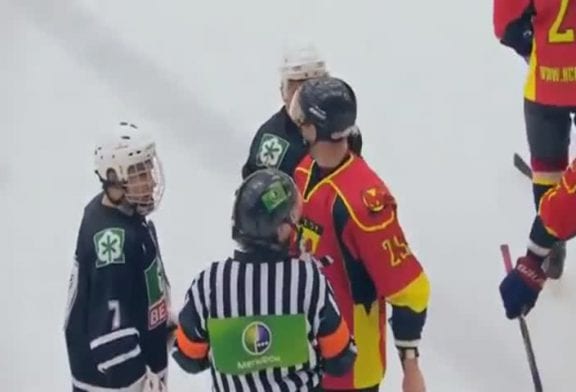 Arbitre russe se bat avec un joueur de hockey