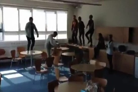 Gangnam Style sur une table de classe