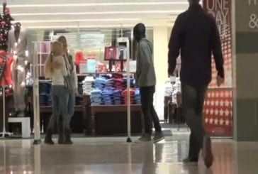 Blague du mannequin dans un centre commercial