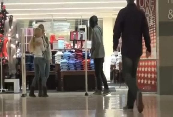 Blague du mannequin dans un centre commercial