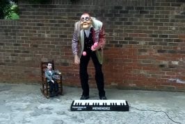 Singe jongle sur un piano