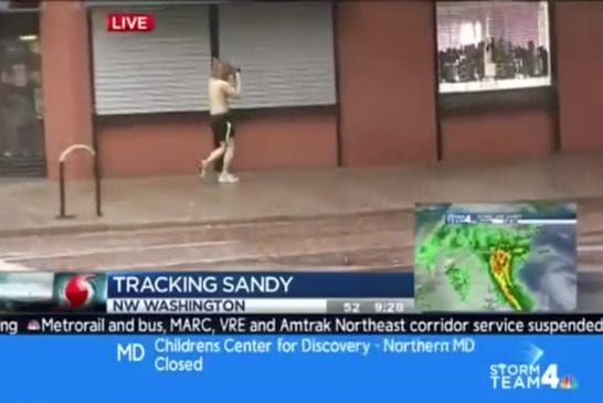 Nu avec une tête de cheval durant l’ouragan Sandy