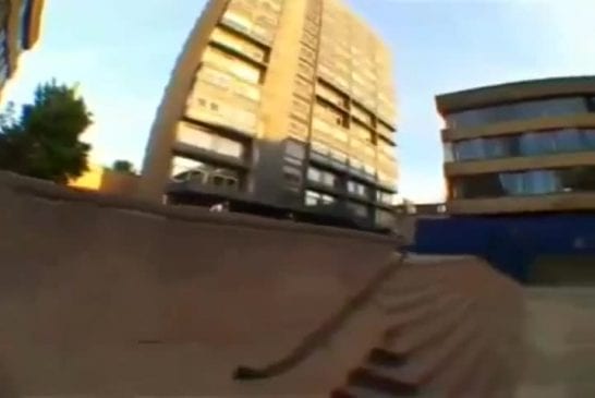 Faire du parkour sur un vélo de trial