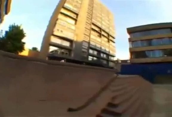 Faire du parkour sur un vélo de trial