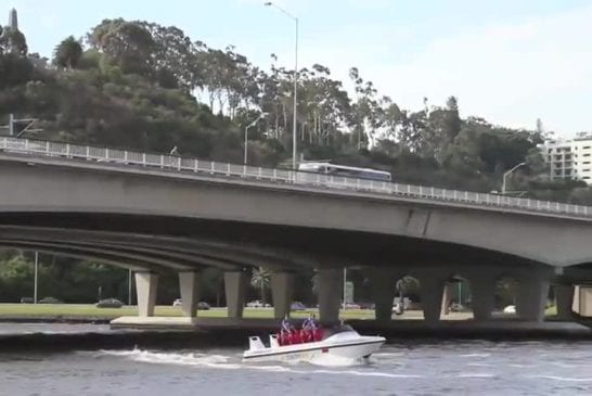 Attraper un frisbee sur un bateau lancé à pleine vitesse