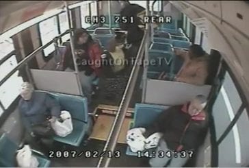 Chauffeur de bus sauve une petite fille