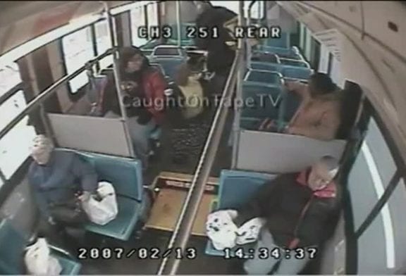 Chauffeur de bus sauve une petite fille