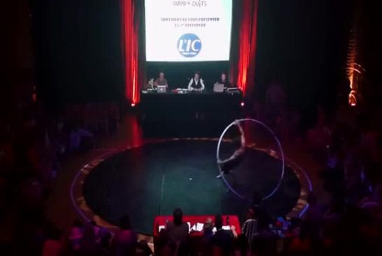 Impressionnante danse du cerceau