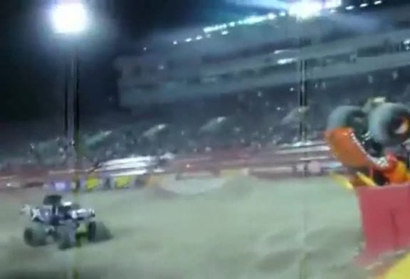 Monster Truck fait un double back flip