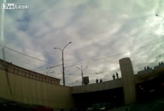 Drogué vole une voiture de police avant de la crasher