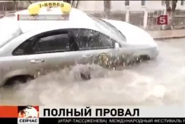 Chauffeur de taxi tombe dans le plus grand nid de poule russe