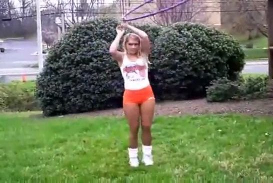 Sexy Hooters Girls font du Hula Hoop