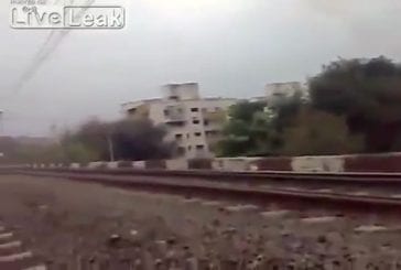 Cascadeur fou passe sous un train indien