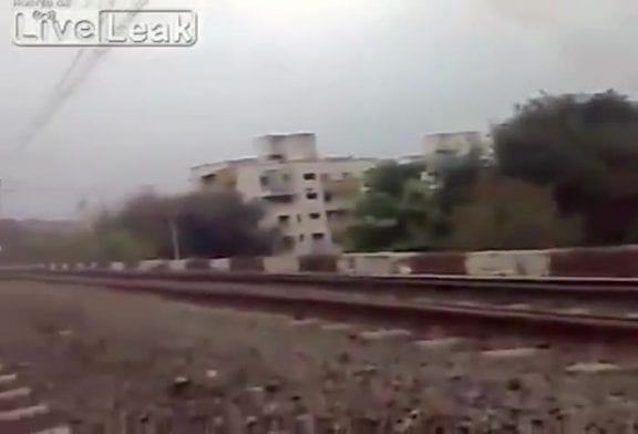 Cascadeur fou passe sous un train indien