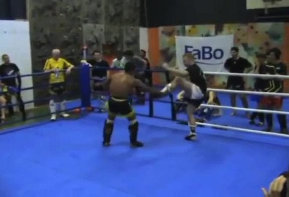 Super Tord contre Saenchai