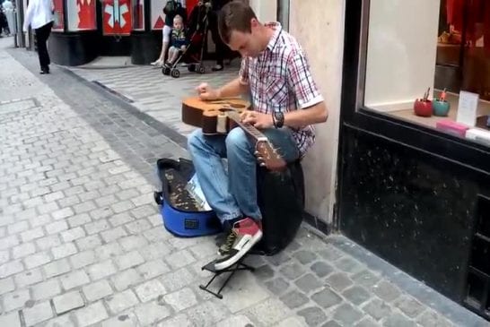 Tony Haven fait du lap tapping sur une guitare accoutique