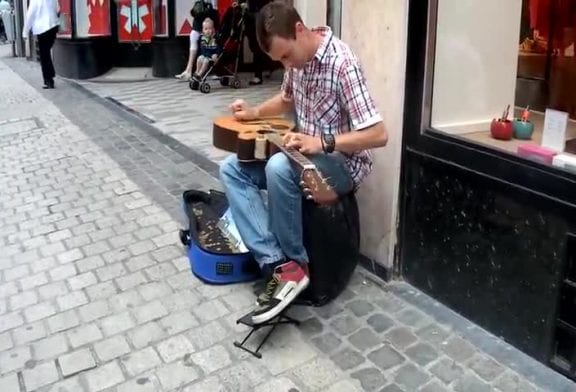 Tony Haven fait du lap tapping sur une guitare accoutique