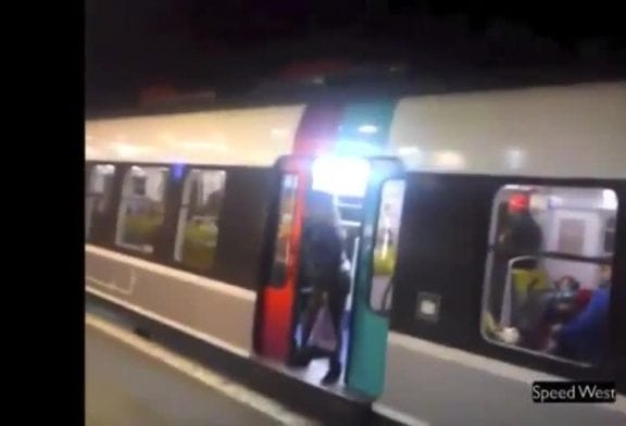 Une femme dégagée du RER