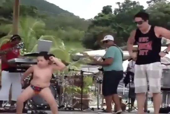 Enfant brésilien fait une danse plutôt cool