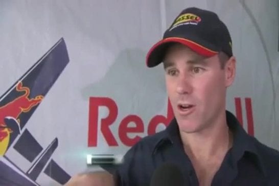 Le pilote Matt Hall évite un terrible crash d'avion