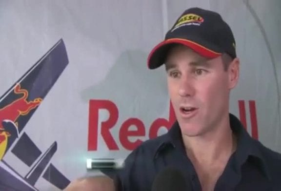 Le pilote Matt Hall évite un terrible crash d'avion