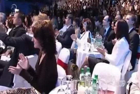 Présentateur tombe lors du concours de Miss Slovaquie