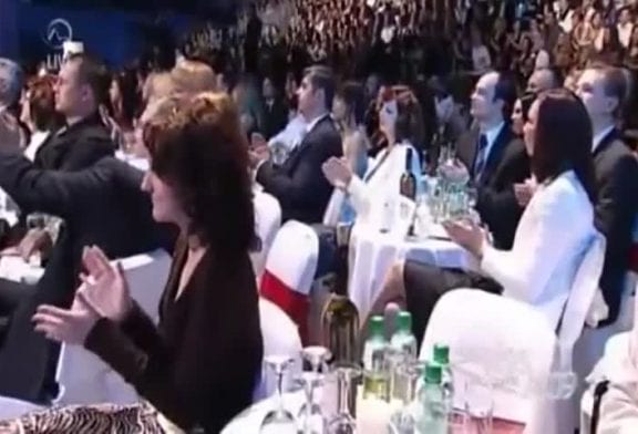 Présentateur tombe lors du concours de Miss Slovaquie